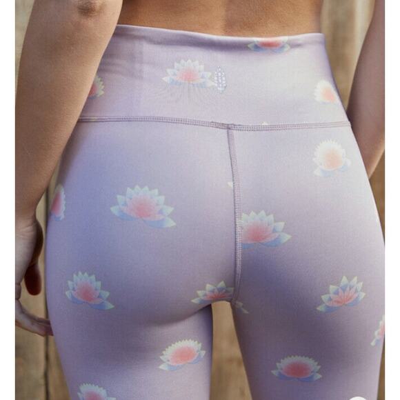 FREE PEOPLE FP Movement Lilac Lotus Leggings // M - Picture 11 of 11